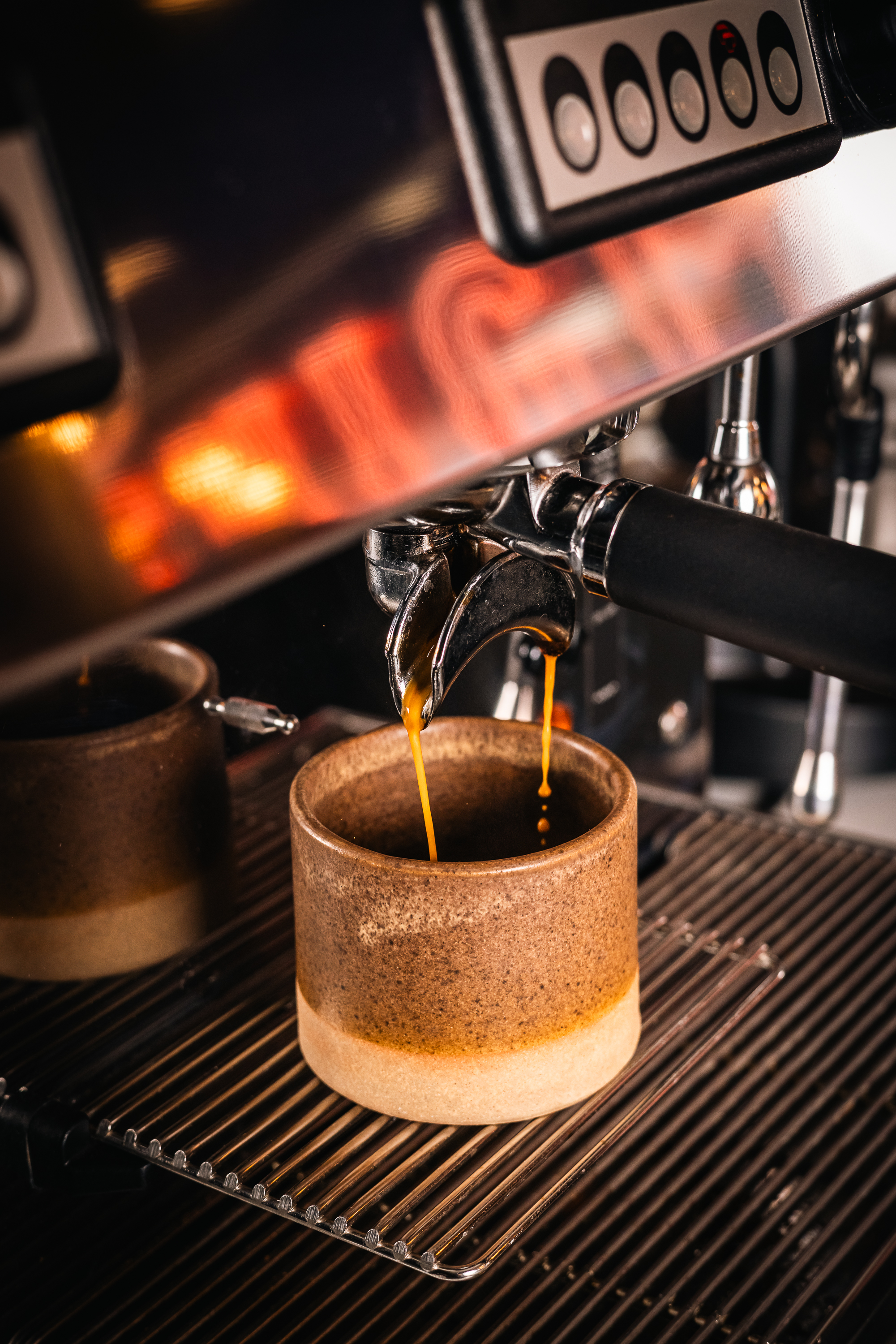 Espresso cayendo en una taza de greda