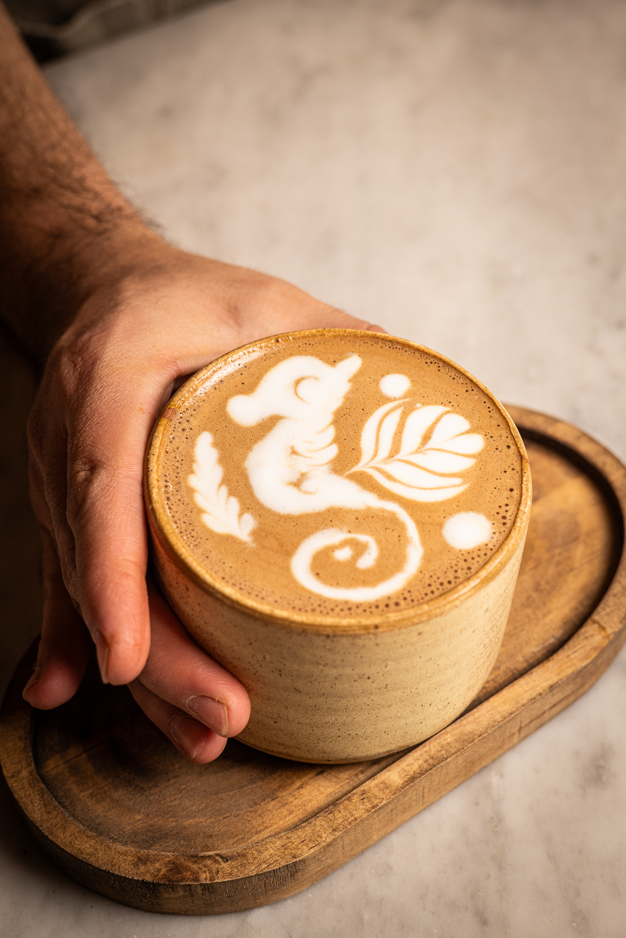 Latte art en una taza de cerámica artesanal